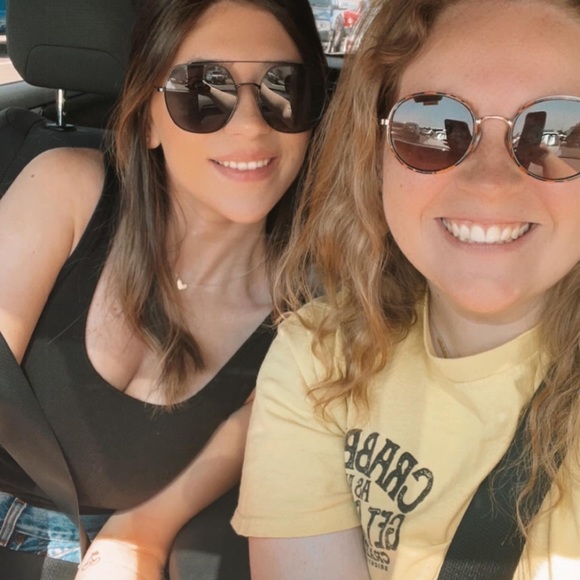 Meet your Posher, Lauren - Picture 3 of 3